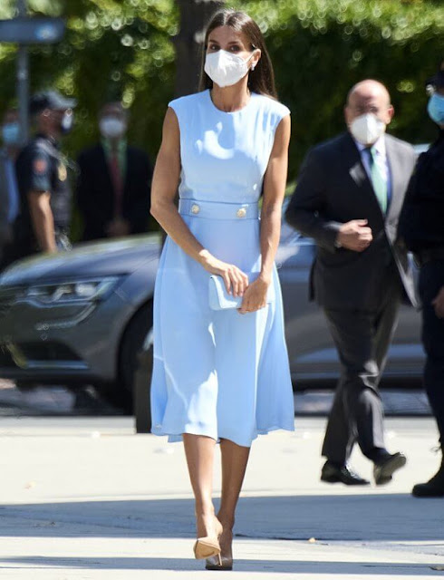 Queen Letizia wore a sky light blue sleeveless midi dress from Pedro del Hierro, and camel leather pumps from Prada