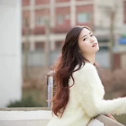 Im Sol Ah &ndash; Yellow Sweater And White Shorts Foto 10