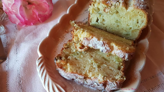 Pastel de yogur y ruibarbo