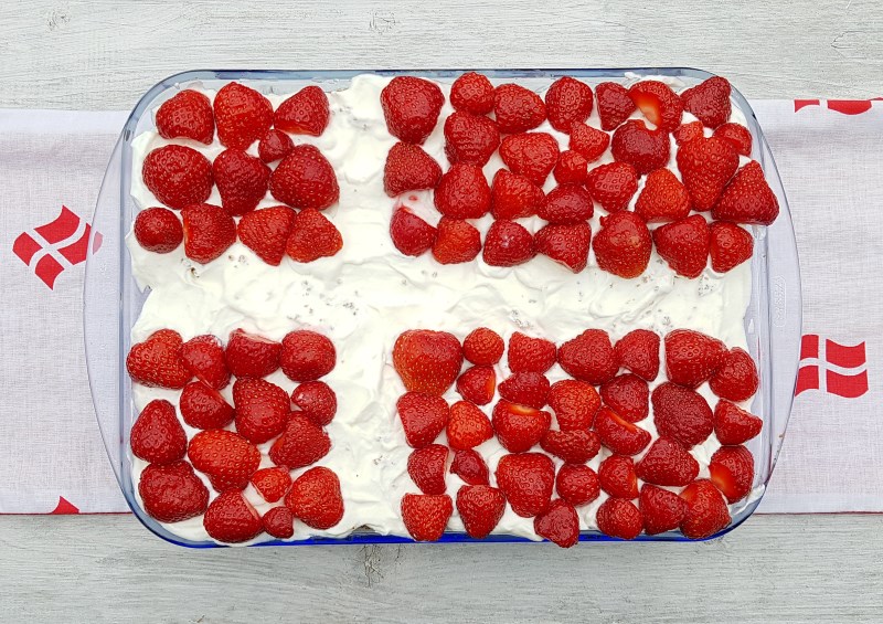 Kustenkidsunterwegs Rezept Danischer Erdbeer Quark Im Dannebrog Design