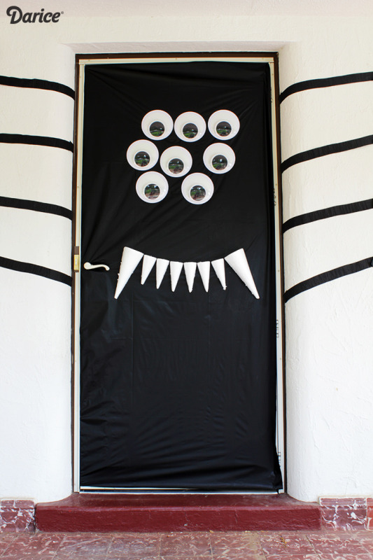 Halloween Spider spooky door decoration Halloween best 2018 front door decoration. DIY front door decoration. DIY silly spider front door decoration ideas for Halloween. Fun theme for front door decoration for Halloween 2018. Best spooky door decoration for Halloween. Spider cute door decoration ideas for Halloween.