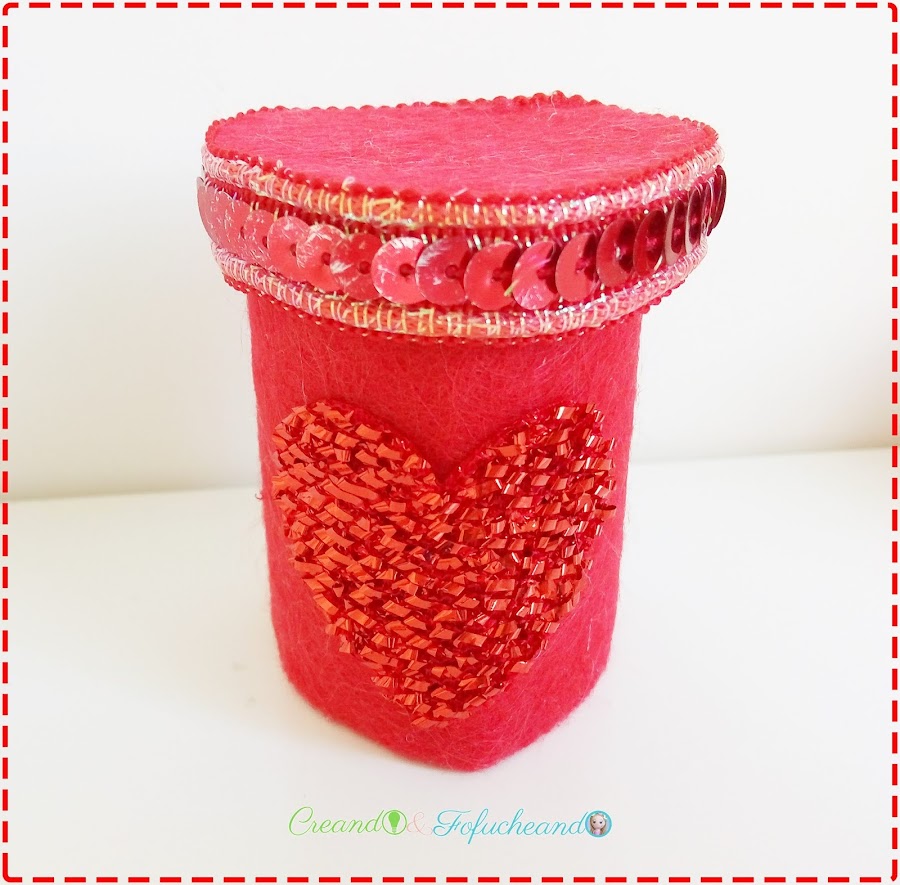 caja-tubo-de-cartón-2-regalos-para-san-valentin-con-diferentes-materiales-reciclados-en-5-minutos-creando-y-fofucheando