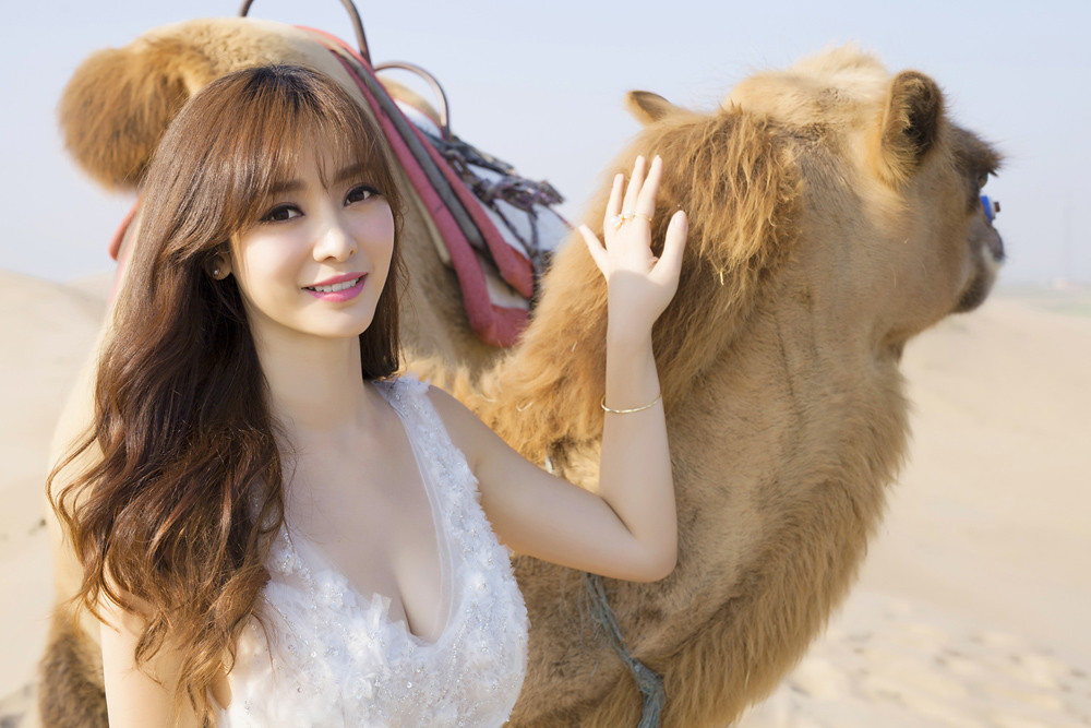 Gallery - Chinese beautiful model Liu Yan with Sexy White Dress on Desert Photo - P3