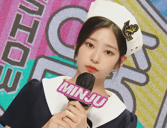 아이즈원> 마린룩 입은 음악중심 MC 김민주