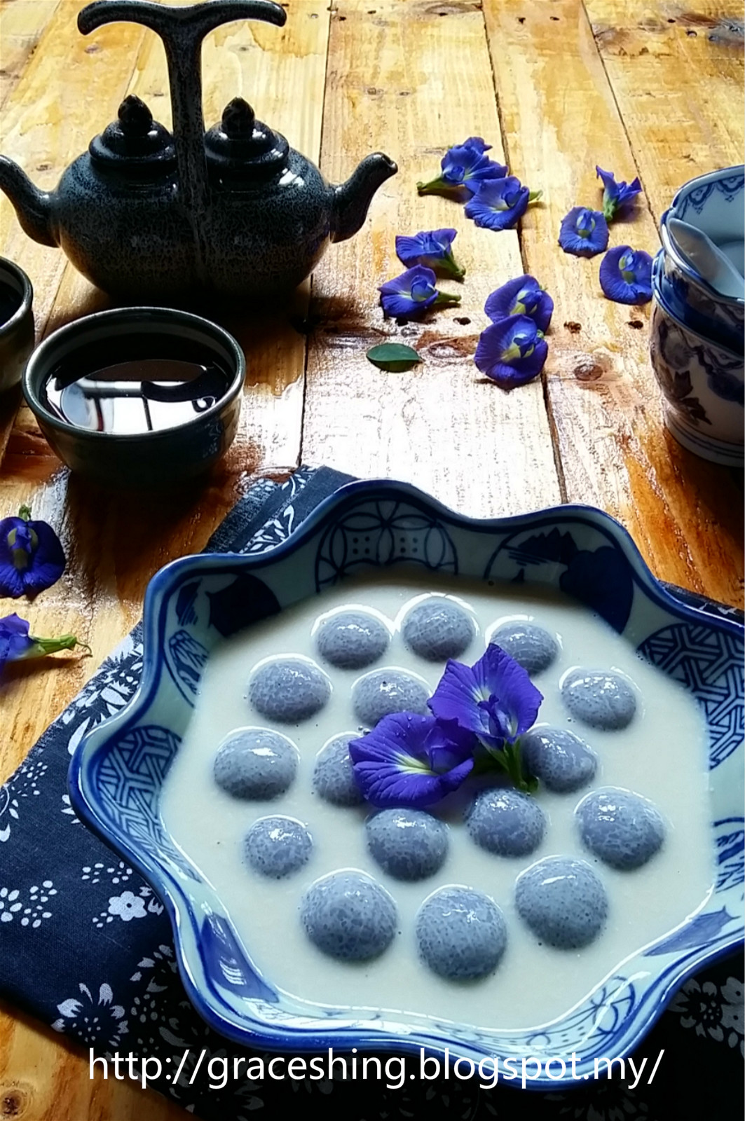 Grace's Blog 欣语心情 蓝花豆浆汤圆 (黑芝麻馅) Blue Pea Flower Glutinous Rice Balls