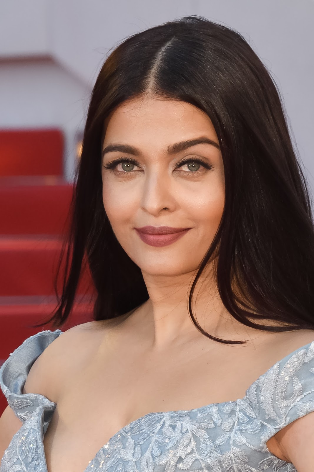 Aishwarya Rai Bachchan Looks Irresistibly Sexy in a Blue Michael Cinco Gown At 'Okja' Premiere During The 70th Cannes Film Festival 2017