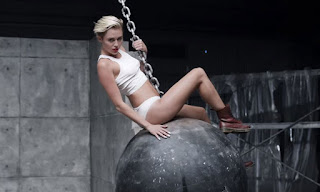 Miley Cyrus di Klip Wrecking Ball