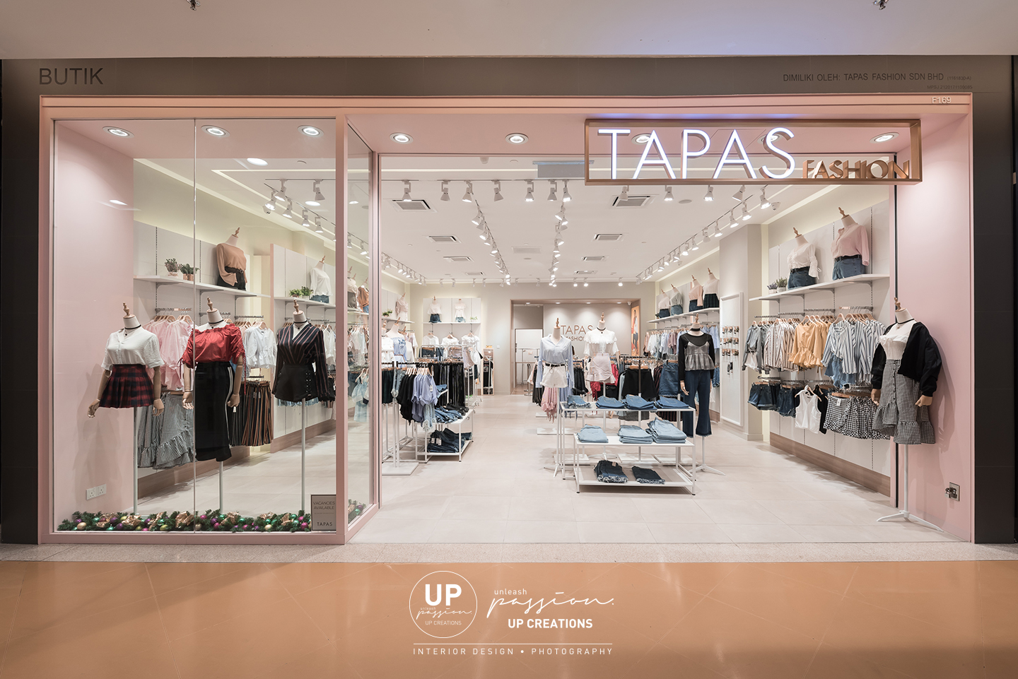 Sunway pyramid tapas fashion shopfront in grey color stone texture tiles finish with bulkhead in pastel pink color spray paint finish and backlit signage with bronze color frame