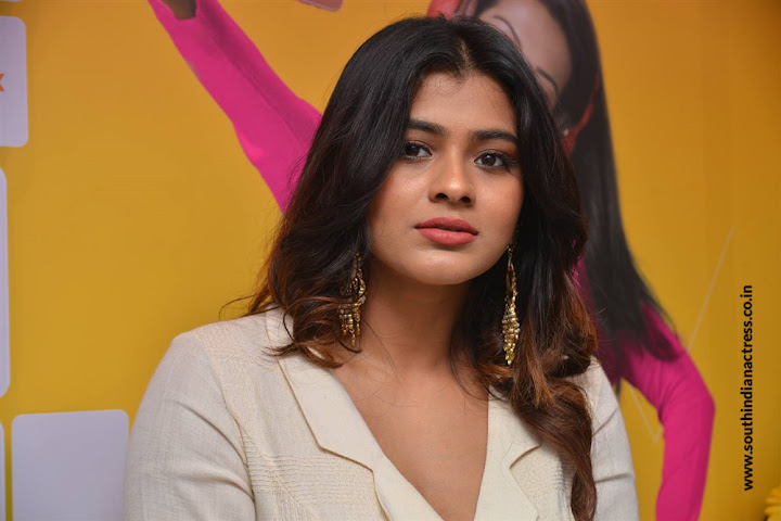 Hebah Patel launches B New Mobile Store at Tenali