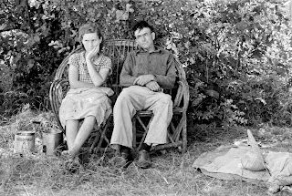 http://1.bp.blogspot.com/-lMZHU3FfAkw/T4pAcsCt6SI/AAAAAAAAB-o/m0eC-VgkTJk/s320/Russell+Lee+-+Husband+and+wife+sitting+on+settee+encamped+by+the+roadside,+Wagoner+County,+Oklahoma,+1939.jpg