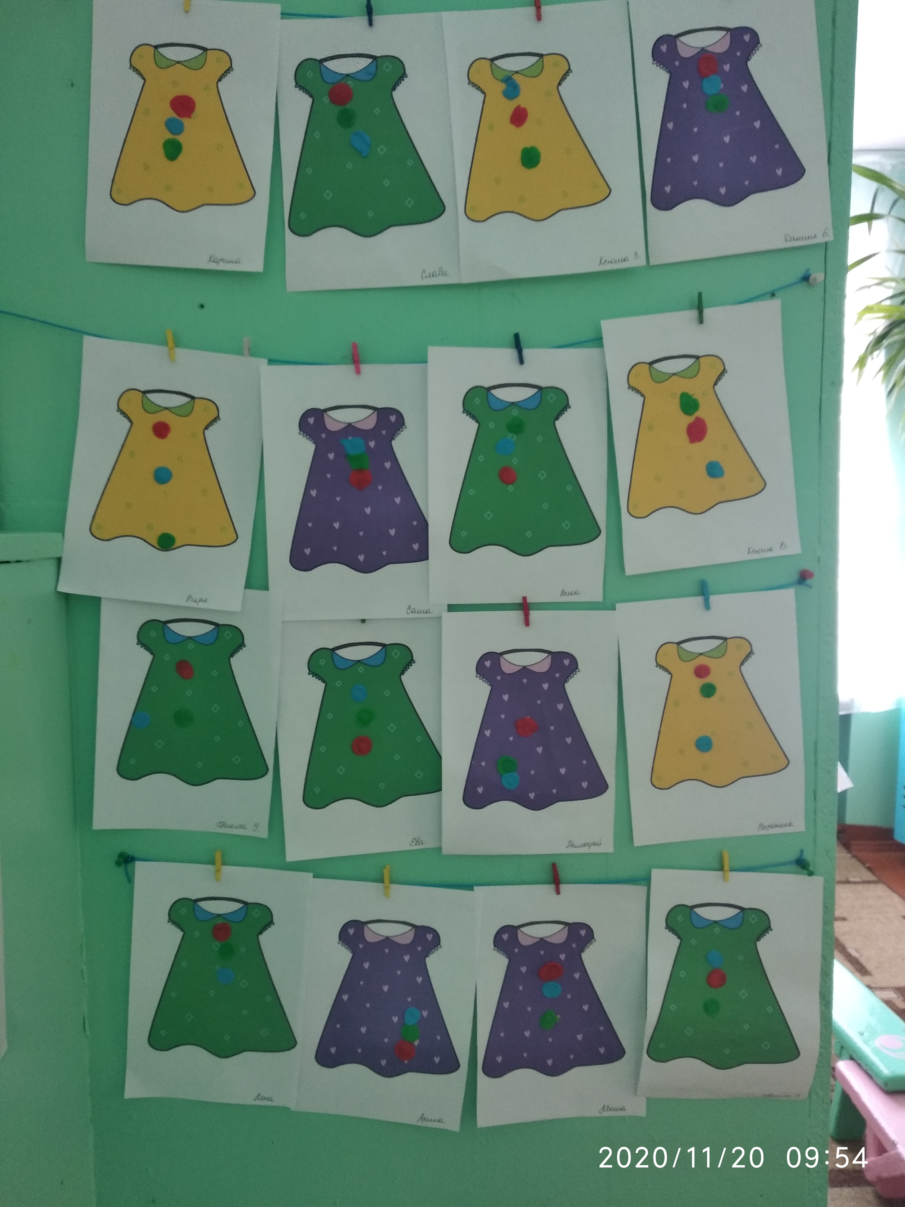 занятие по лепке в ясельной группе. аппликация на тему одежда в старшей группе. тема «пуговицы для платья» для младшей группы. лепка в младшей группе на тему одежда. лепка в младшей группе на тему одежда.