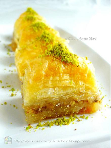 Definisi baklava sendiri adalah sejenis pastry manis yang terbuat dari berlapis lapis lembaran pastry phyllo yang tipis dengan taburan -umumnya walnut dan/ atau pistasio, hazelnut atau almond diantara beberapa lapisannya. Dan direndam dalam sirup gula yang kental atau madu. Ada juga jenis lain yang disiram susu (sütlü nuriye baklava).