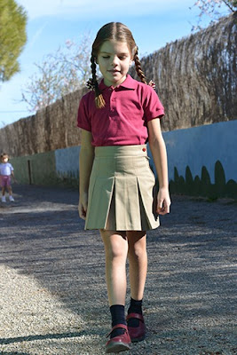 niña con uniforme de colegio theresia