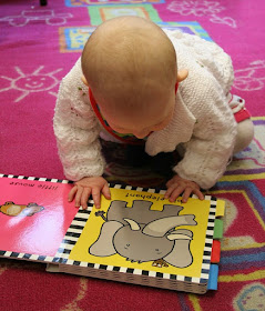 Baby sieht sich ein Buch an