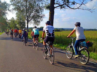 Radldemo auf der Birkenallee Radfahrer am Ammersee
