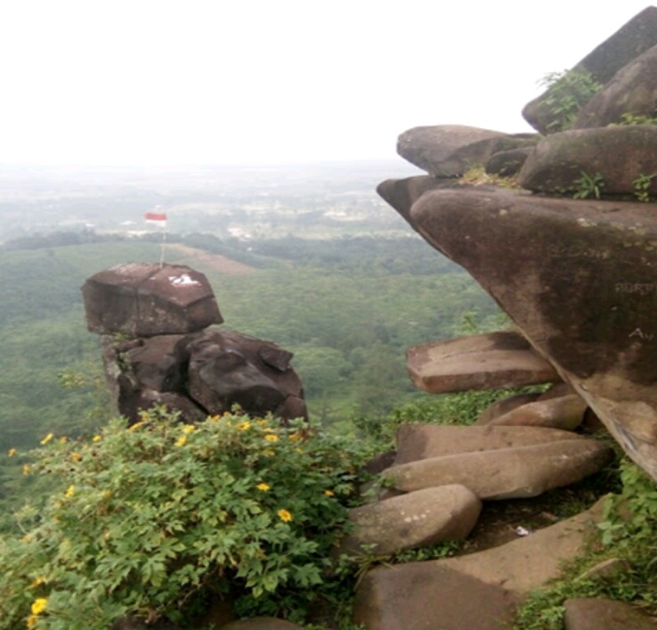 Goa Lawa, Wisata Bukit Bebatuan Eksotis di Tegal