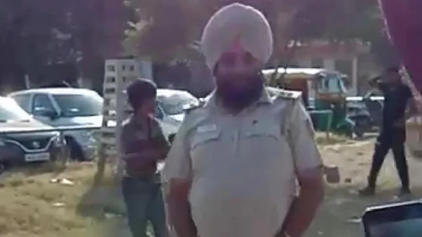 Caught on camera: Chandigarh cop urinates in public, demoted, News, Humor, Punishment, Police, Social Network, Case, Mobile Phone, National