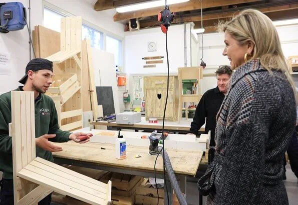 Queen Maxima wore a new mixed-check belted coat by Oscar de la Renta, and carries Uterque bag. Creolen gold earrings, Cartier smartwatch