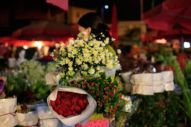 Visit the Quang Ba Flower Market
