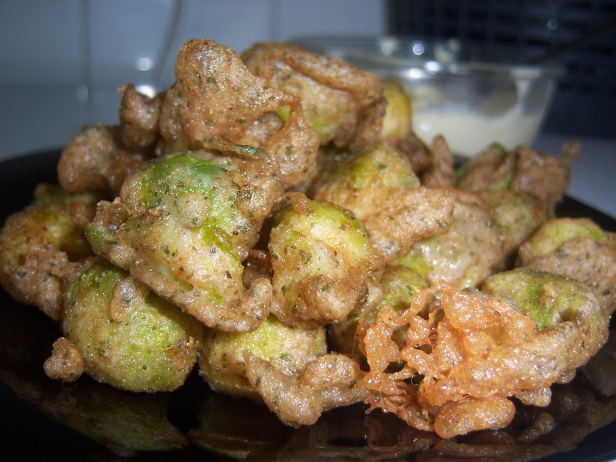 Tempura de verduras con coles de bruselas y harina de escanda.