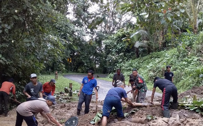 Banjir Terjang Pemukiman dan Tutup Akses Jalan di Jembrana
