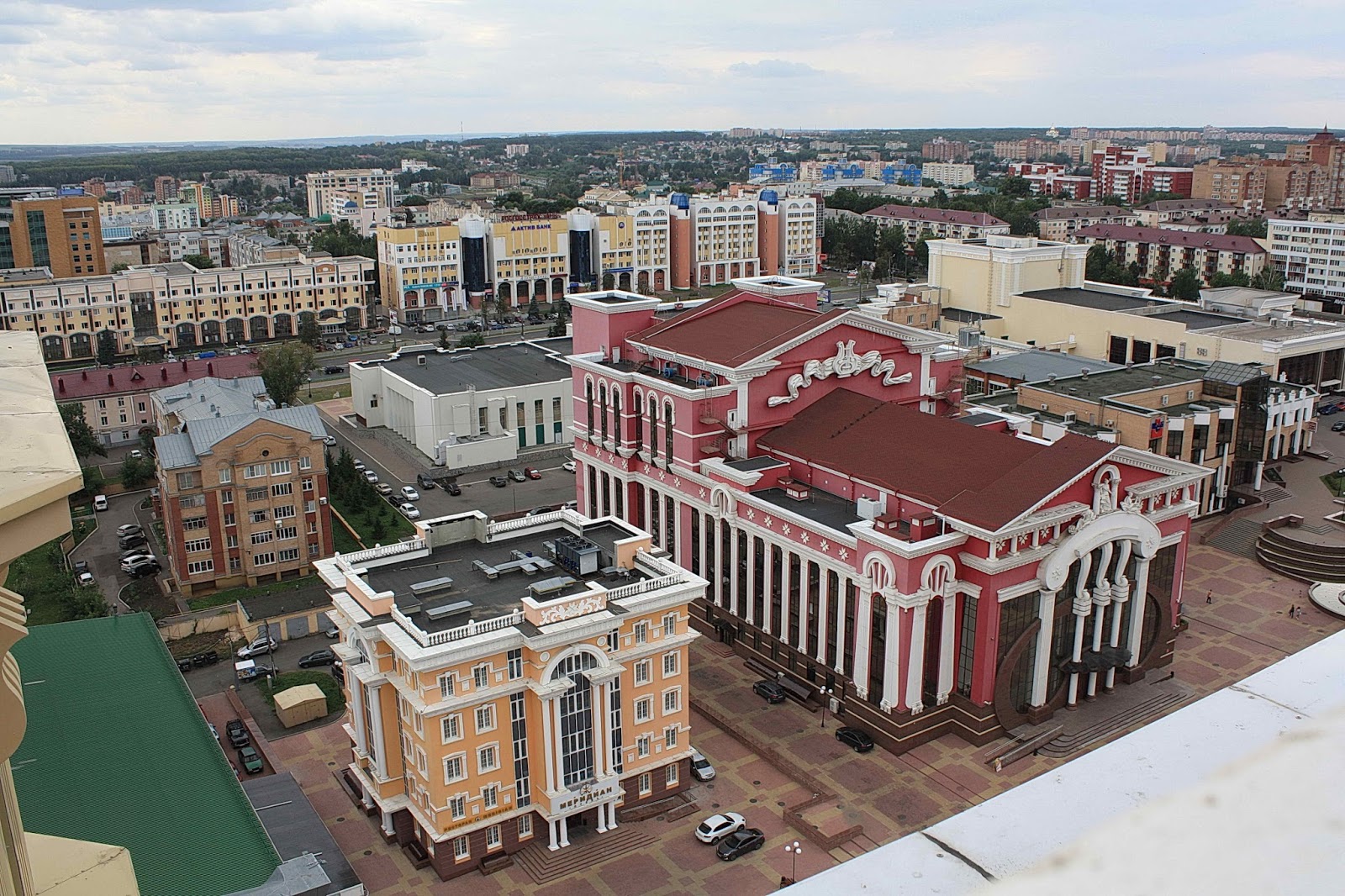 Сколько проживает в саранске. Саранск площадь города. Республика мордовия столица саранск. Площадь тысячелетия саранск. Саранск достопримечательности площадь тысячелетия.