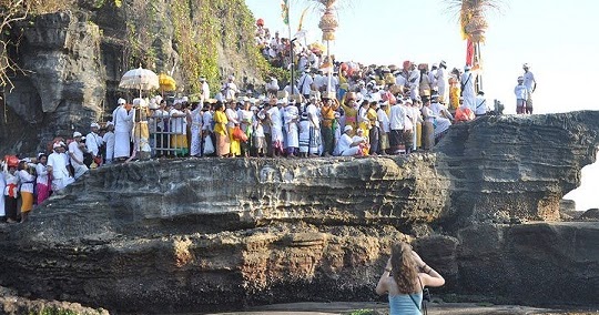 Berkunjung ke Bali Menyaksikan Momen Religius Pujawali Pura Tanah Lot