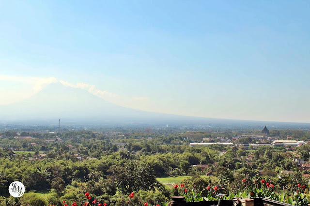 Panduan Lengkap Wisata Candi Ratu Boko, Yogyakarta - Foto, Sejarah, Lokasi, Harga dan Fasilitas - Pemandangan Candi Prambanan dan Gunung Merapi dari Atas Bukit Candi Ratu Boko Panduan Lengkap Wisata Candi Ratu Boko, Yogyakarta - Foto, Sejarah, Lokasi, Harga dan Fasilitas - Pemandangan Candi Prambanan dan Gunung Merapi dari Atas Bukit Candi Ratu Boko