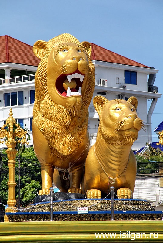 Памятник Золотым Львам. Город Сиануквиль Памятник Золотым Львам. Город Сиануквиль. Камбоджа
