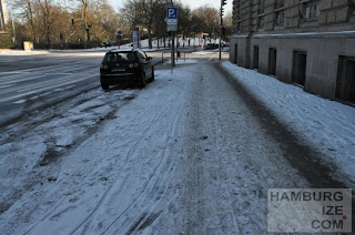 © hamburgize.com / Stefan Warda - "Geräumter Radweg" Fake-Winterdienst: "Geräumter Radweg" Gorch-Fock-Wall 11
