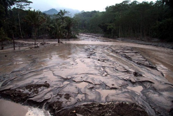 Mitigasi Bencana Alam Gunung Meletus: Magma, Lava, Lahar Panas, Lahar ...
