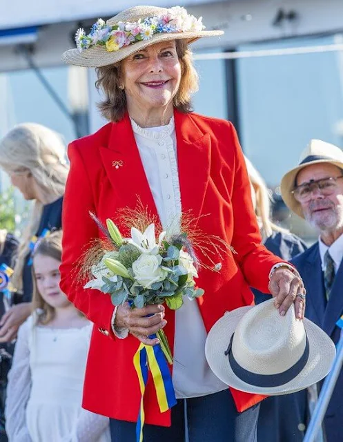 The King arrived at the event field driving his Volvo PV60 car. Queen Silvia wore a red blazer jacket double breasted with gold button