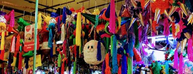 Piñatas de colores en Coyoacan cerca de Navidad - foto de Condensed Earth