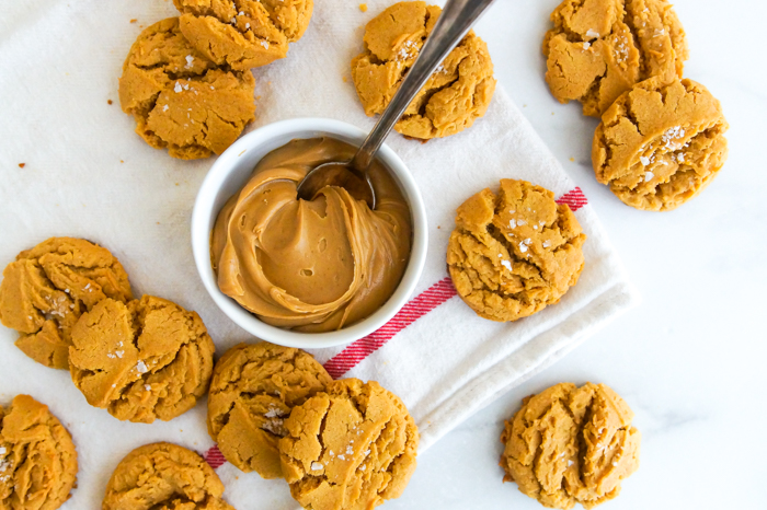 Easy Flourless Peanut Butter Cookies recipe - only 6 ingredients