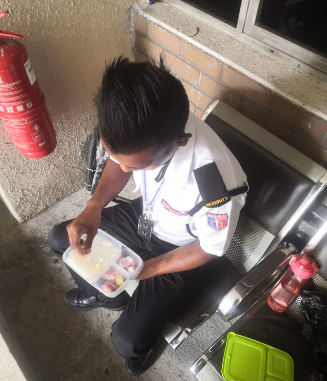 Para sa pamilya: Sibuyas at Bawang ang inuulam ng security guard na ito