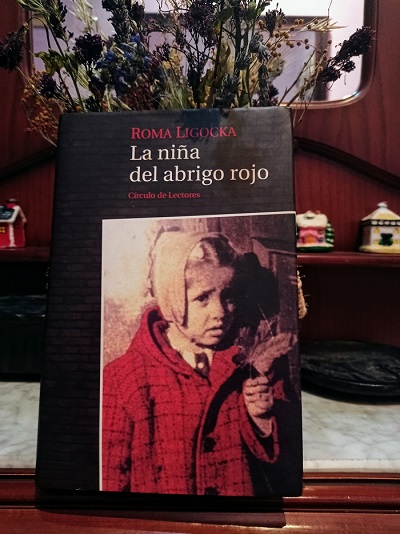 la-niña-del-abrigo-rojo