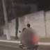 Vídeo: casal é flagrado fazendo sexo em cima de moto em movimento