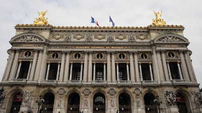 Η πιο διάσημη Όπερα στον κόσμο, κλειστή εξαιτίας της πανδημίας του κορωνοϊού, σε ένα έρημο Παρίσι, ξεκινάει τις online παραστάσεις.