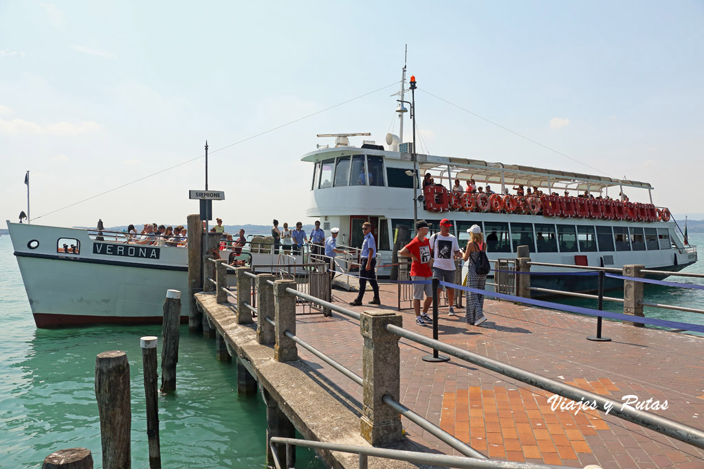 Barco en el lago di Garda de Sirmione