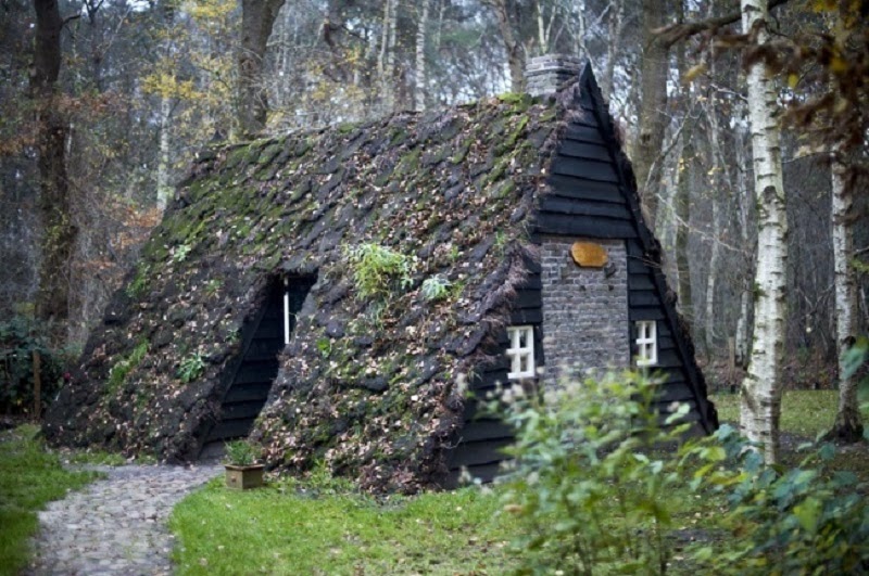 House Made of Peat, Holland - 10 Really Amazing Cozy Hand-Built Houses!