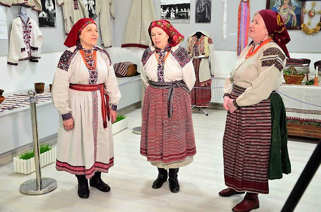 FolkCostume&Embroidery: Posvichchia or Zhydachiw Costume, West Ukraine