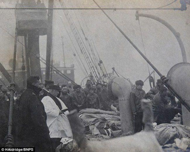Um padre rezando pelas vítimas do Titanic,1912