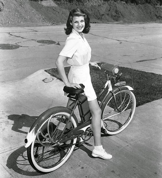 Rita Hayworth paseando en bici