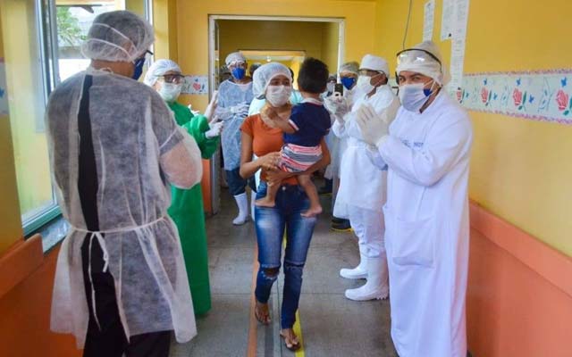 Bebê de 1 ano diagnosticado com coronavírus recebe alta sob aplausos