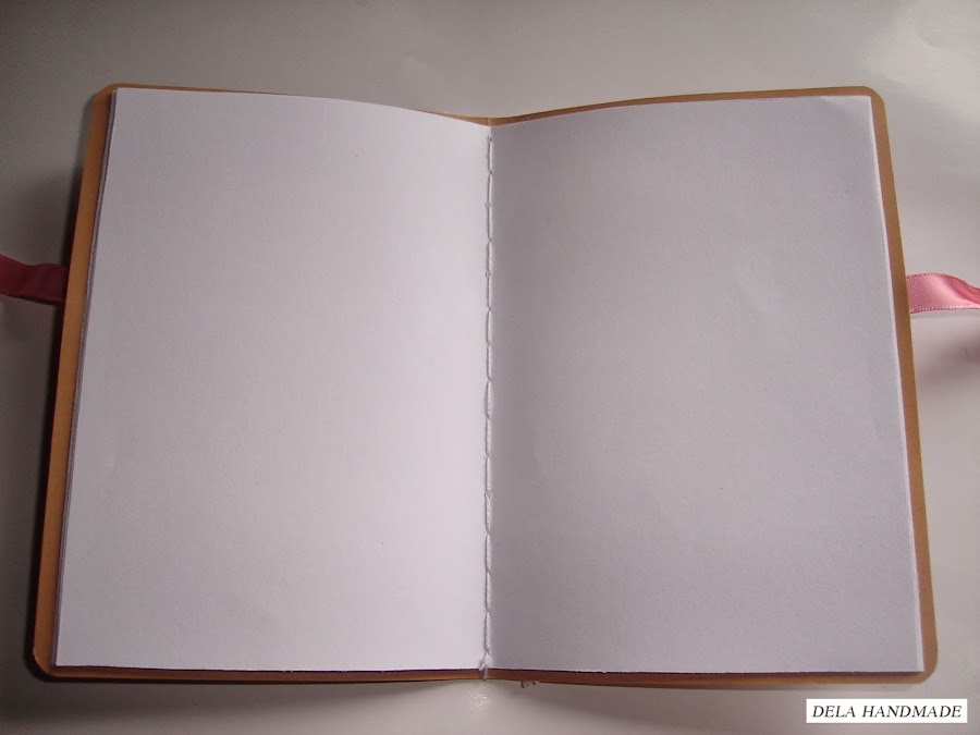 <img src="Libreta-cosida-a-mano.jpg" alt="Libreta Kraft hecha a mano">.
