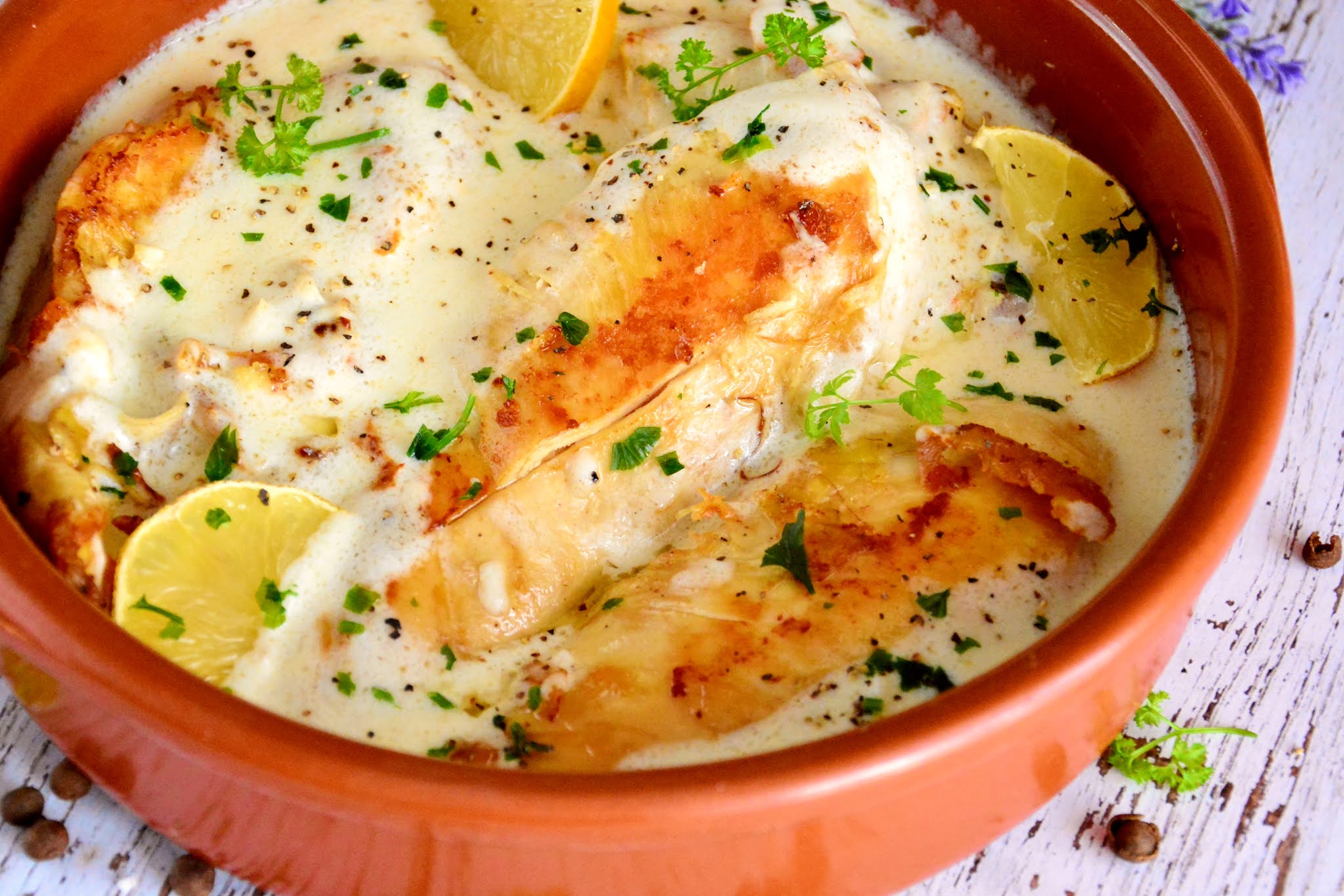 Kurczak w kremowym sosie śmietanowym z czosnkiem i parmezanem MOJA