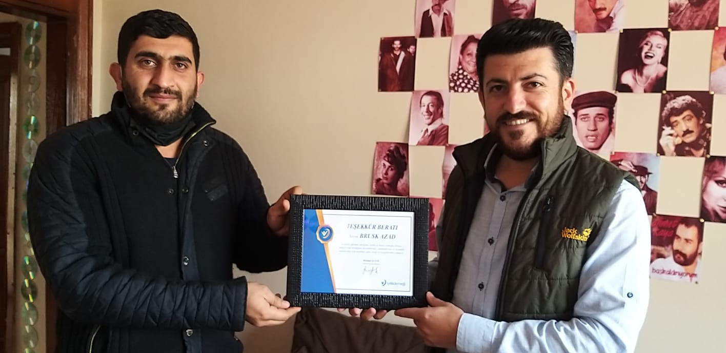 İyilikDer Derneğinden sanatçı Brusk Azad�a Teşekkür Beratı