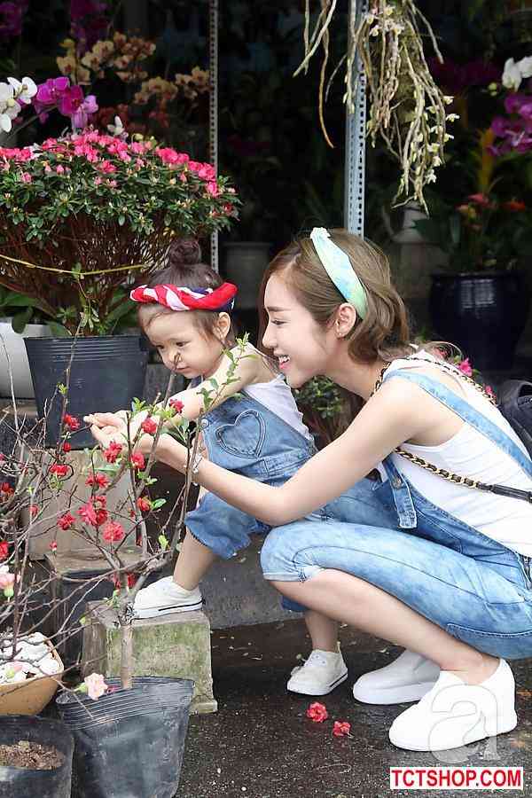 Cadie thích thú cùng Elly Trần dạo phố đầu xuân Cadie thích thú cùng Elly Trần dạo phố đầu xuân