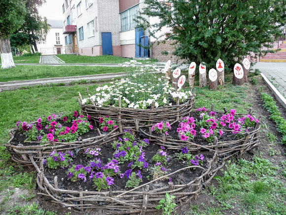 Лунинец. Клумба