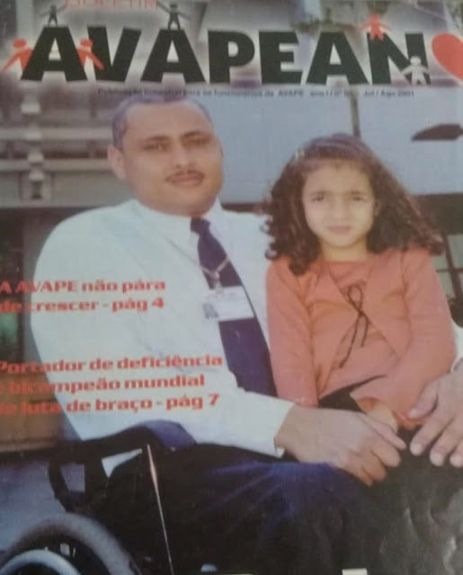 Giba, aos 32 anos de idade, com uma de suas filhas na capa da revista "AVAPEAN".